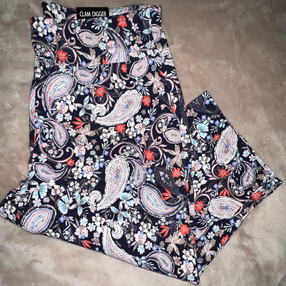 NWT Paisley Print Clam Digger Capris